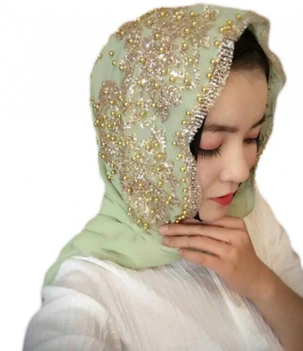 Hijab dengan hiasan manik-manik